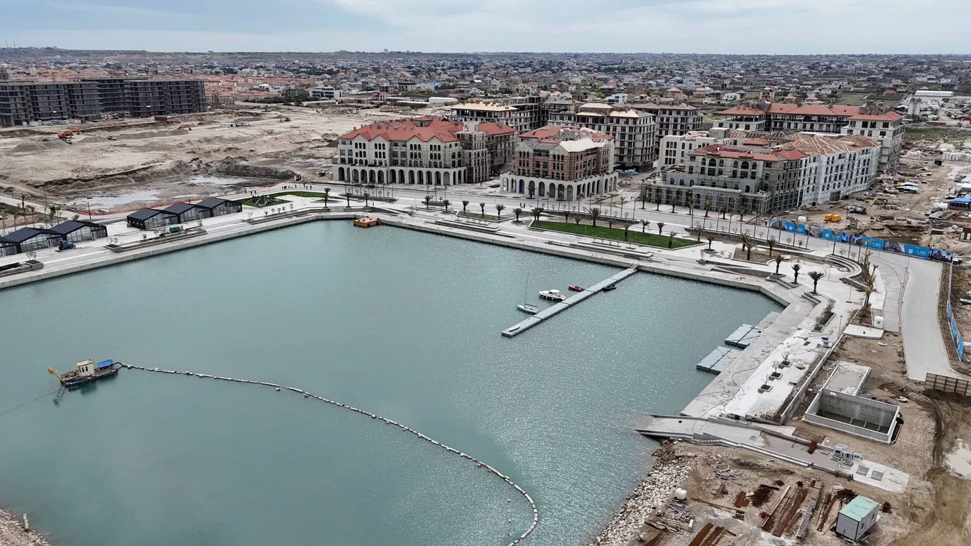 Гавань Sea Breeze Marina с понтонами за месяц до открытия, апрель 2025