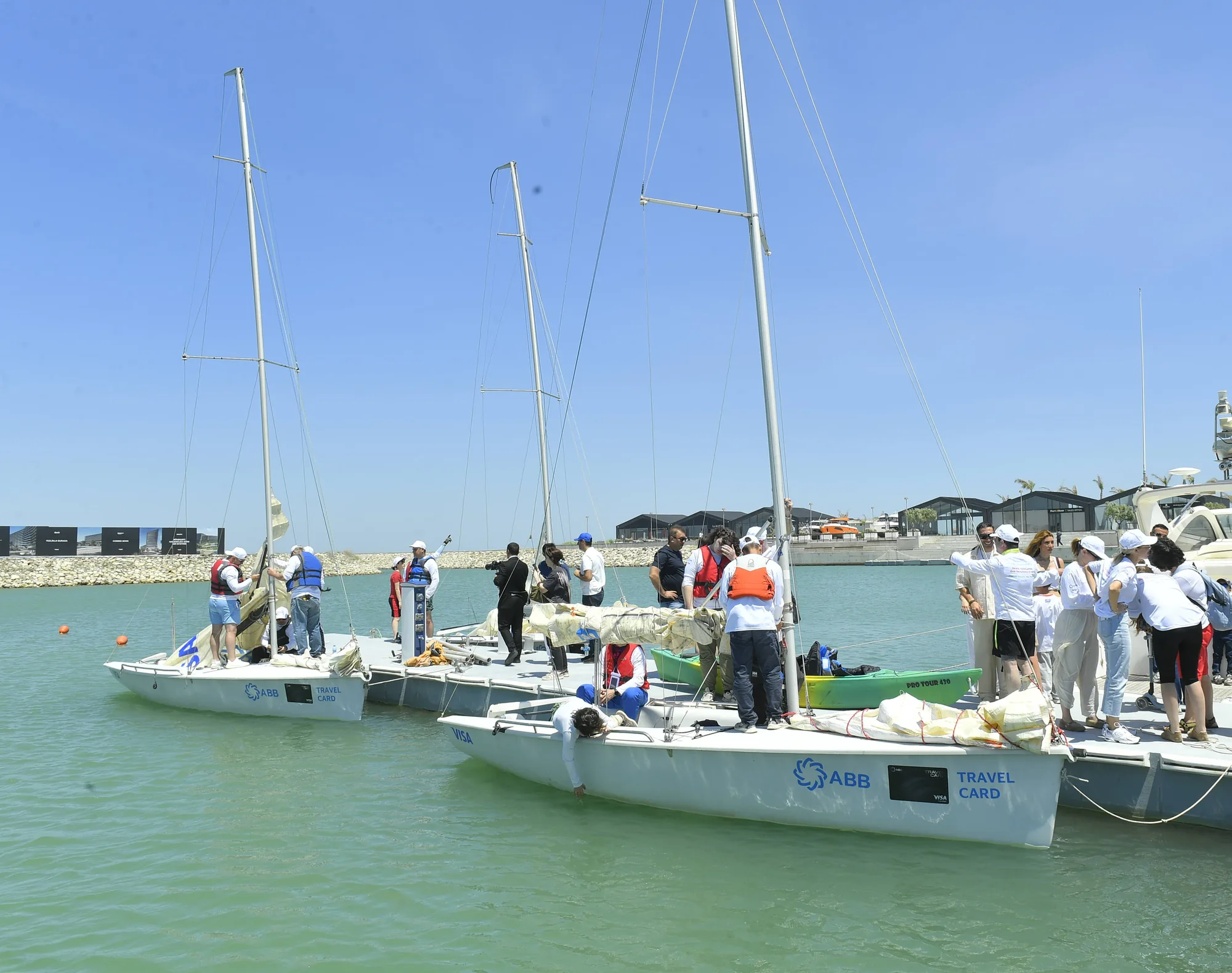 Яхты класса SB20 у понтона Sea Breeze Marina в день регаты открытия сезона